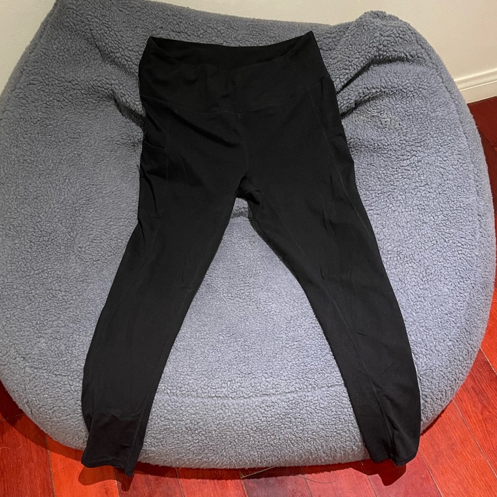 Workout leggings with deep pockets. Size L black